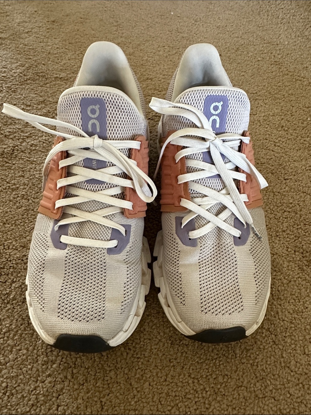 On cloud swift W.8.5 Athletic Shoes in White with Lavender and Rose Accents